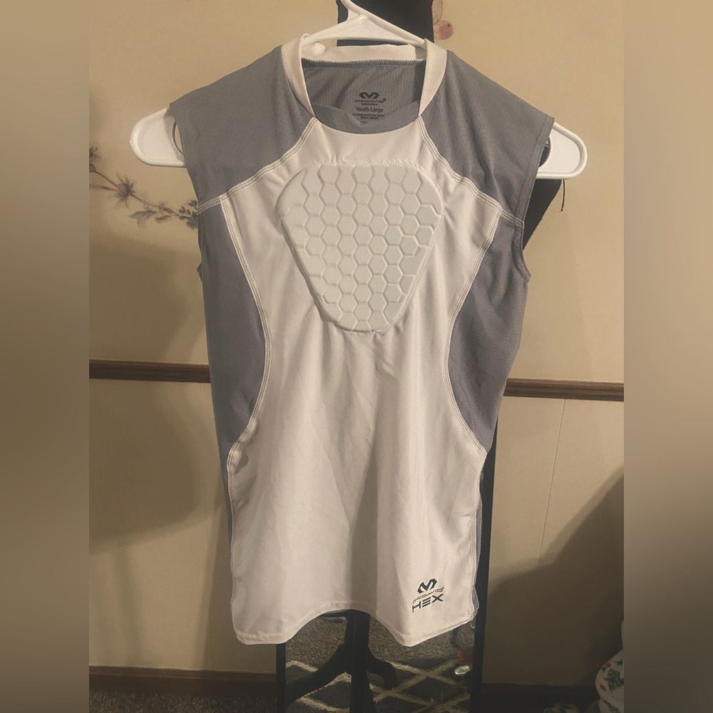 NEW LISTING YOUTH SPORT CHEST PROTECTOR